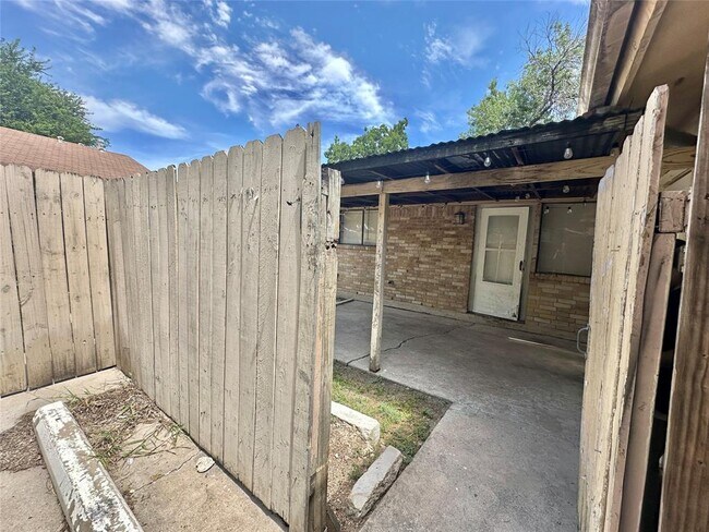Photo - 207 W William Cannon Dr