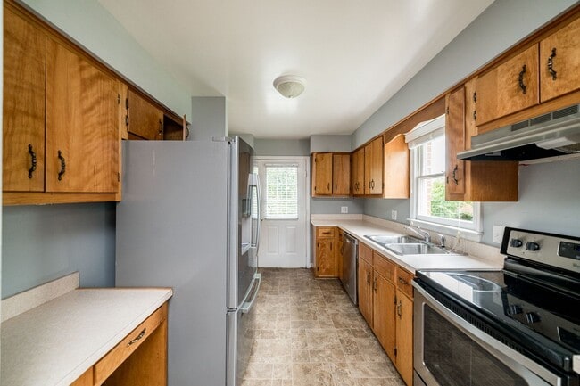 Photo - 5 Bedroom || 3 Bathroom Home