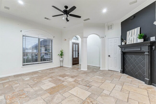 Photo - 402 Avenue H