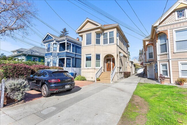 Building Photo - 1821 Encinal Ave Unit A