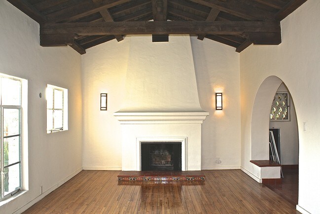 Livingroom w/ 20' peaked, trussed ceiling - 1228 Selby Ave