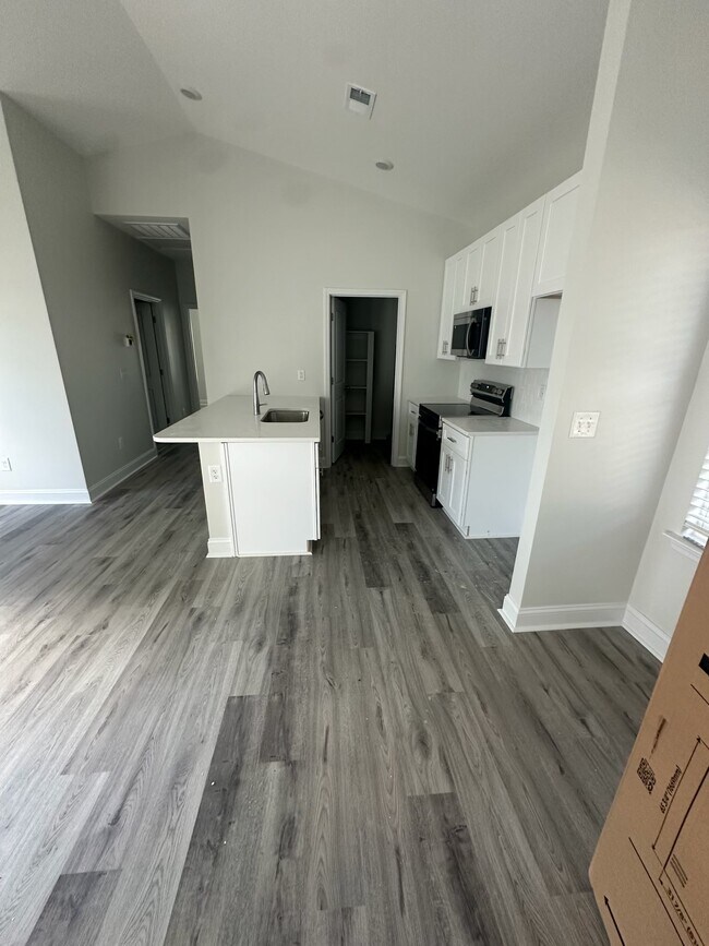 Photo - 405 Apple Ln