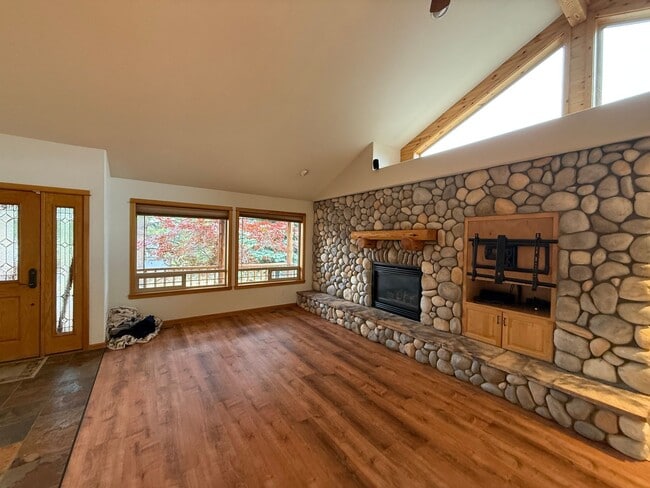 Photo - Beautiful 3 Bed/2 Bath Single Family Home in Awbrey Butte Neighborhood