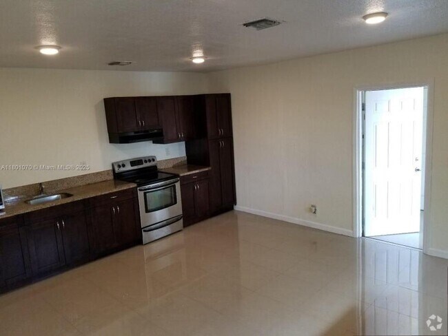 Building Photo - 2 bedroom in Hallandale FL 33009 Rental