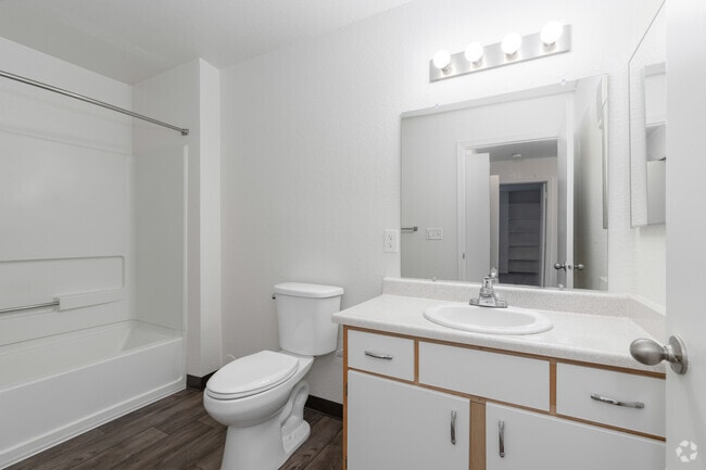 1BR, 1BA - 683SF - Bathroom