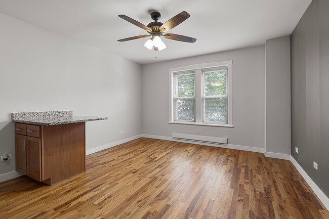 Building Photo - 7451 N Greenview Ave Rental
