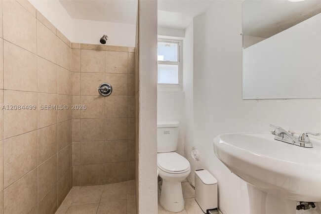 571 NE 64th St Unidad Studio
