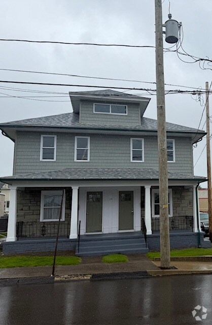 Building Photo - 115 Oak St Unit 3 Top Rental