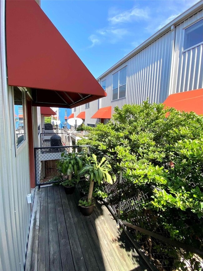 Photo - 823 Robin St