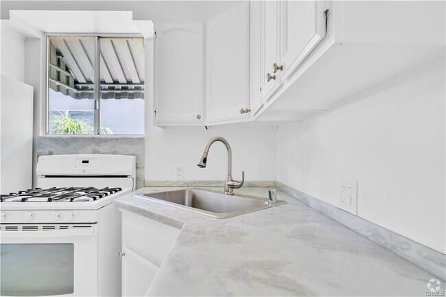Building Photo - 2935 Westwood Blvd Rental