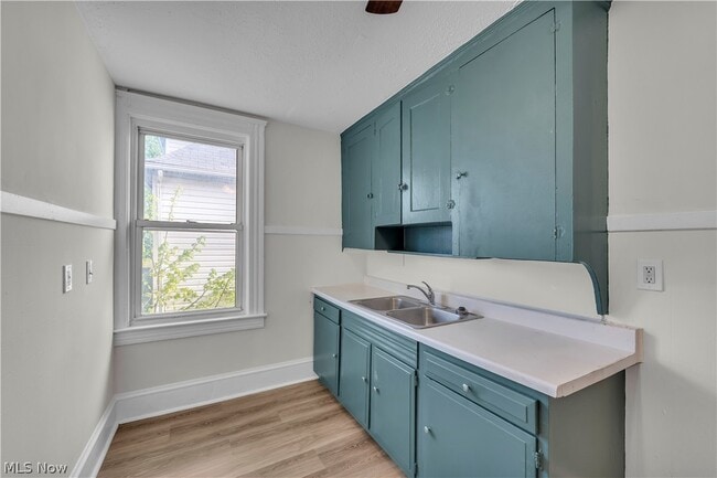 Building Photo - 2018 W 100th St Unit 2/UP