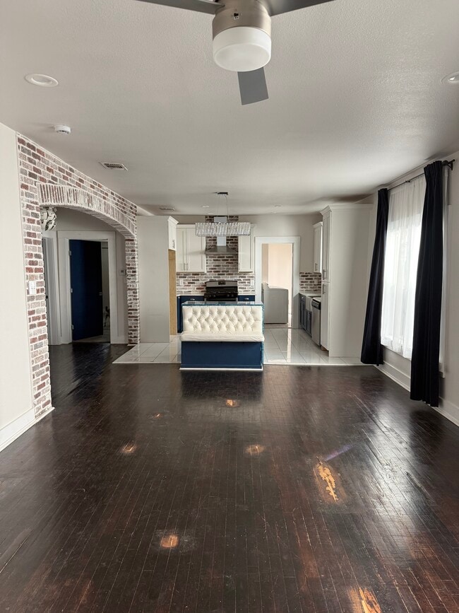 Building Photo - 814 Iowa St