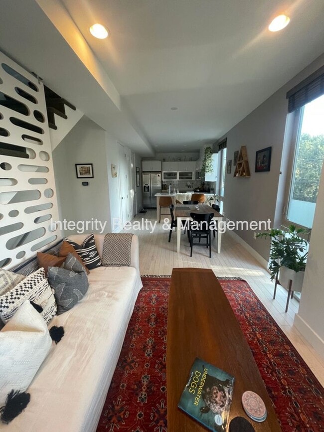 Photo - 881 Delaware St