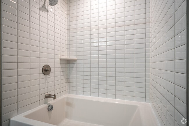 1BR, 1BA - 758SF - Bathroom