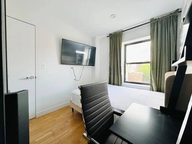 Building Photo - Furnished room/NOT APARTMENT Unit 3R