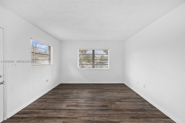 Photo - 16117 NE 19th Ct Unit 7
