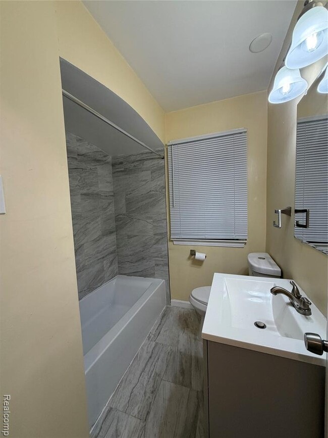 Photo - 776 John Daly St