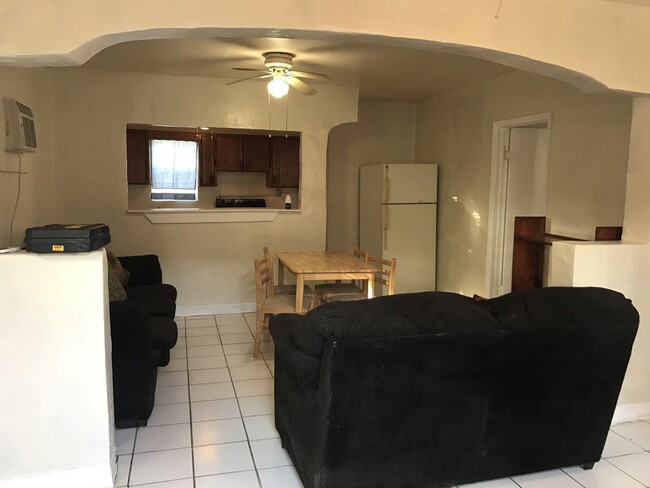 Photo - 2-1 house in Dania house
