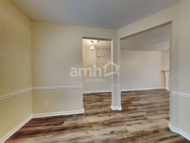 Photo - 1007 Rutherford Way