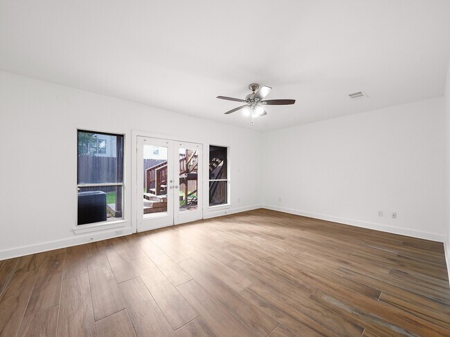 Photo - 907 Hartman St