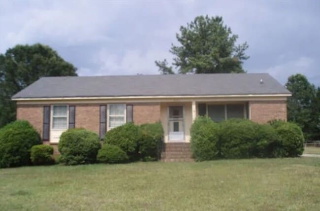 Building Photo - Newly Renovated 3-Bedroom Ranch with Spaci...