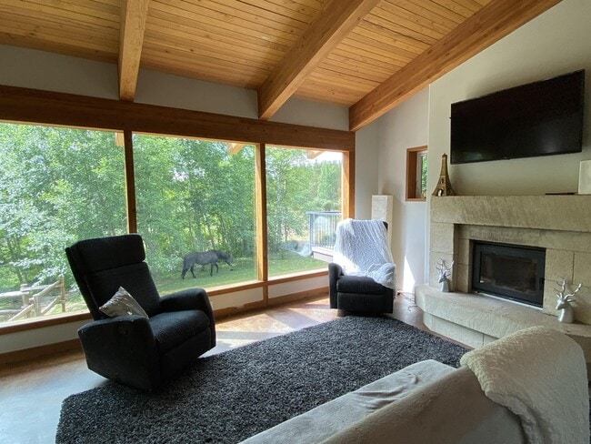 Building Photo - 1425 Benzon Crescent Unit 1 - coach house