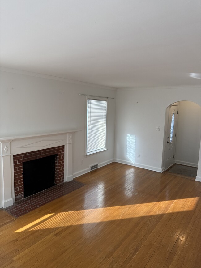 Photo - 5752 Bishop St