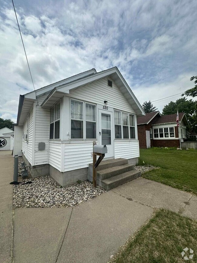 Building Photo - 2 Bedroom House