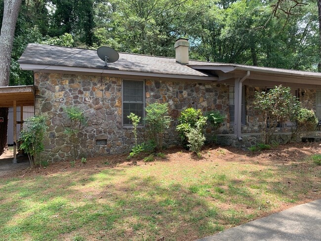 Building Photo - 686/688 Old Summerville Rd Unit 686 Old Summerville Rd