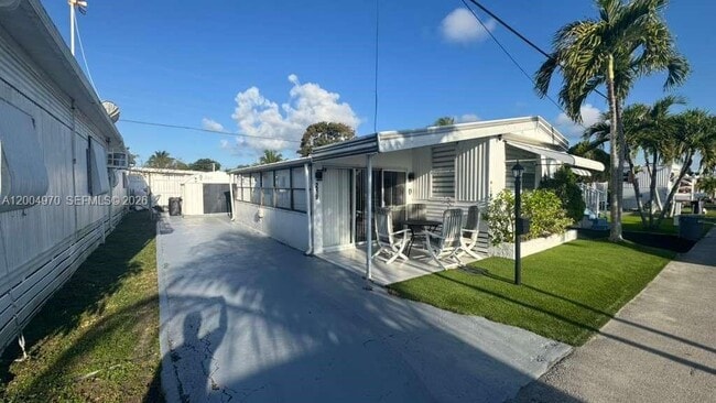 Building Photo - 219 W Lake Dr