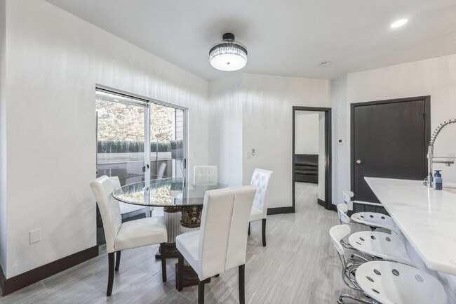 Beautiful Remodeled 2 Bedroom/2 Bathroom Condo is DTC!