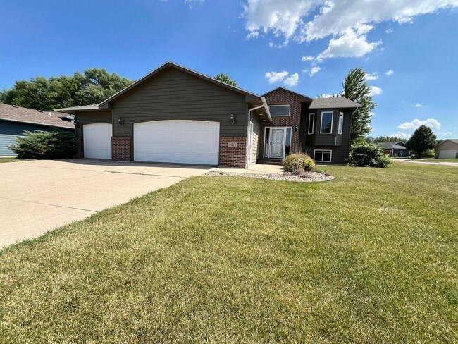 Building Photo - Stunning 4 Bed/2 Bath with 3 Car Garage and Fenced in Yard!