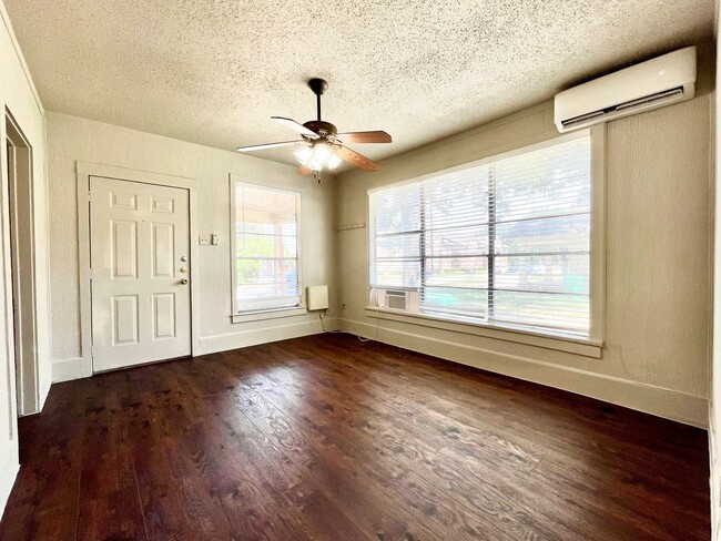 Photo - 521 W Collins St