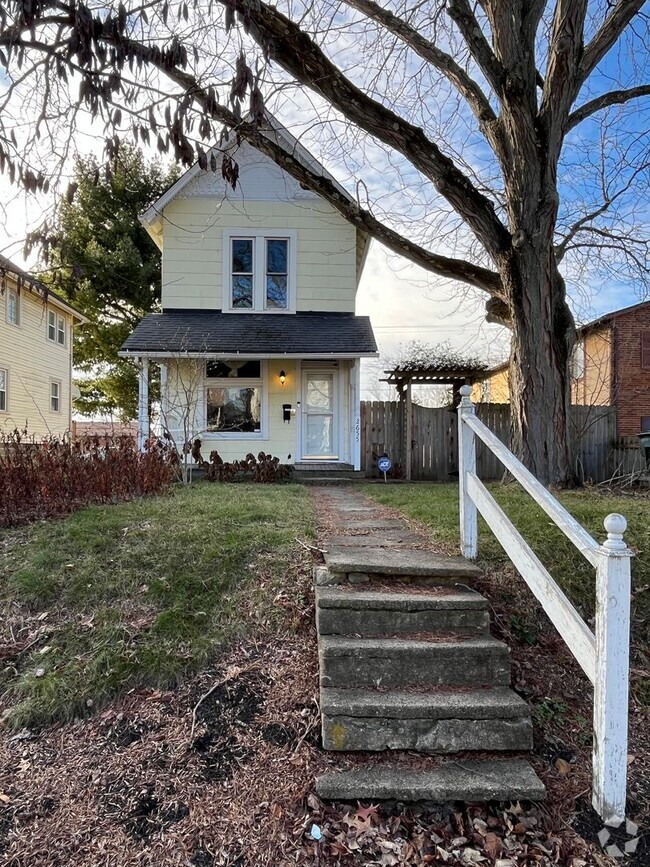 Building Photo - Charming 2 bedroom 2.5 bath single family ... Rental