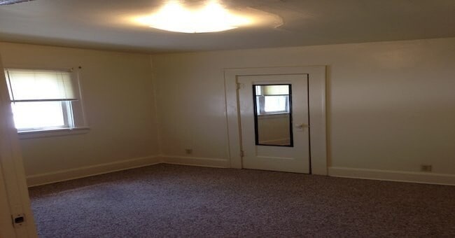 Photo - 3 bed, 1 bath house just steps from Missouri State University