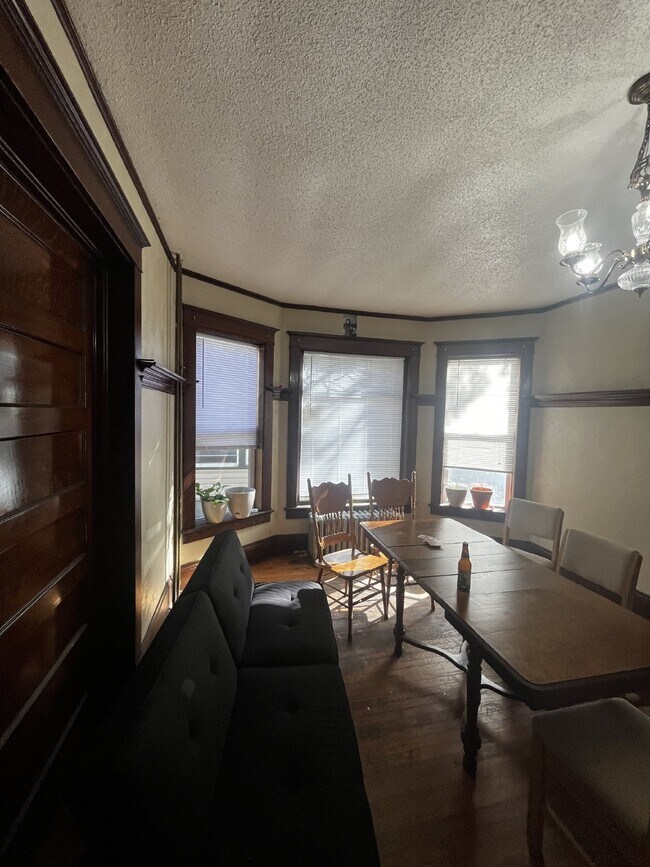 Cozy 4 Bed 1 Bath near UWEC!