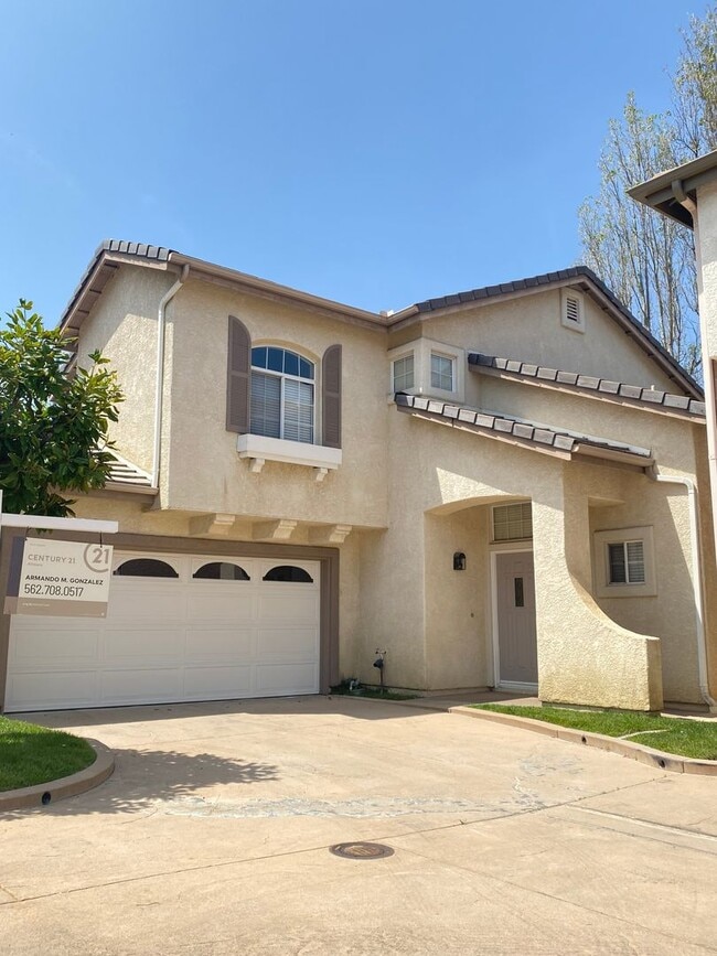 Building Photo - 3 bed, 2 1/2 bath home in desirable west Simi Valley gated community