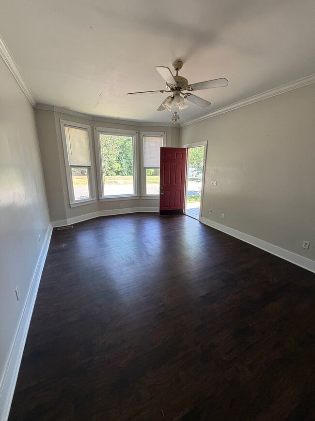 Building Photo - 2 Bedroom Close to Everything! Unit 524-A