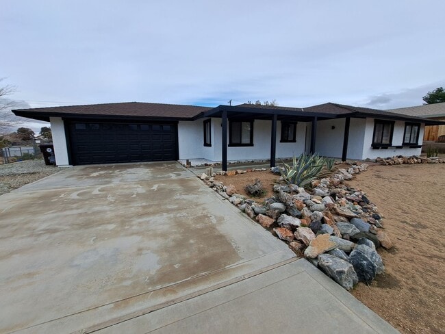 Building Photo - Beautifully Updated 3/2 in Yucca Valley!