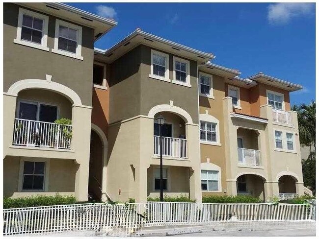 Building Photo - 10870 NW 88th Terrace Unit 219