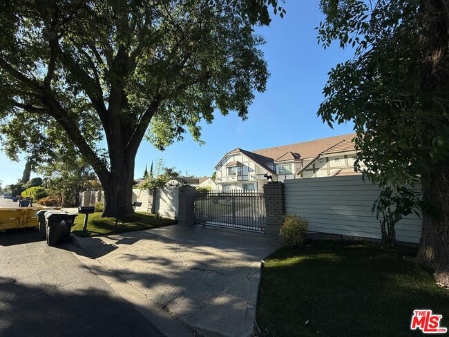 Photo - 17153 Rayen St