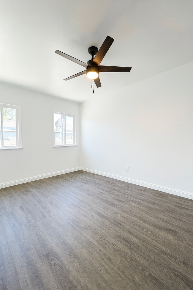 Photo - 617 E 109th St