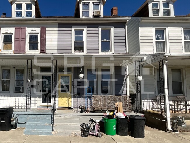 Building Photo - 927 Hay St