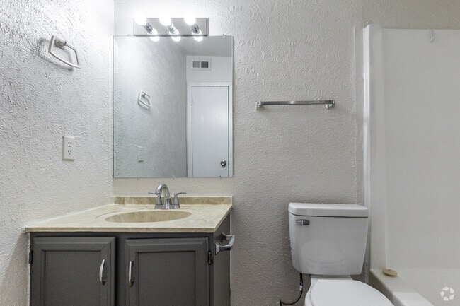 1BR, 1BA - 625SF - Bathroom