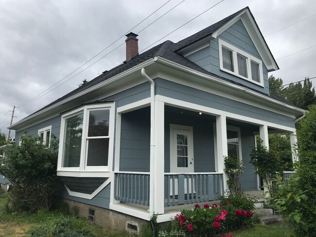 Building Photo - 2025-2026 LEASE TAKEOVER Rental