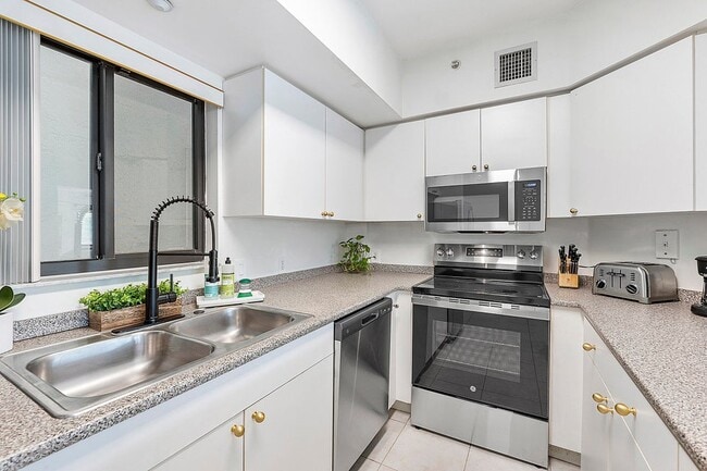 Photo - 2105 Lavers Cir Unidad 305 Rental