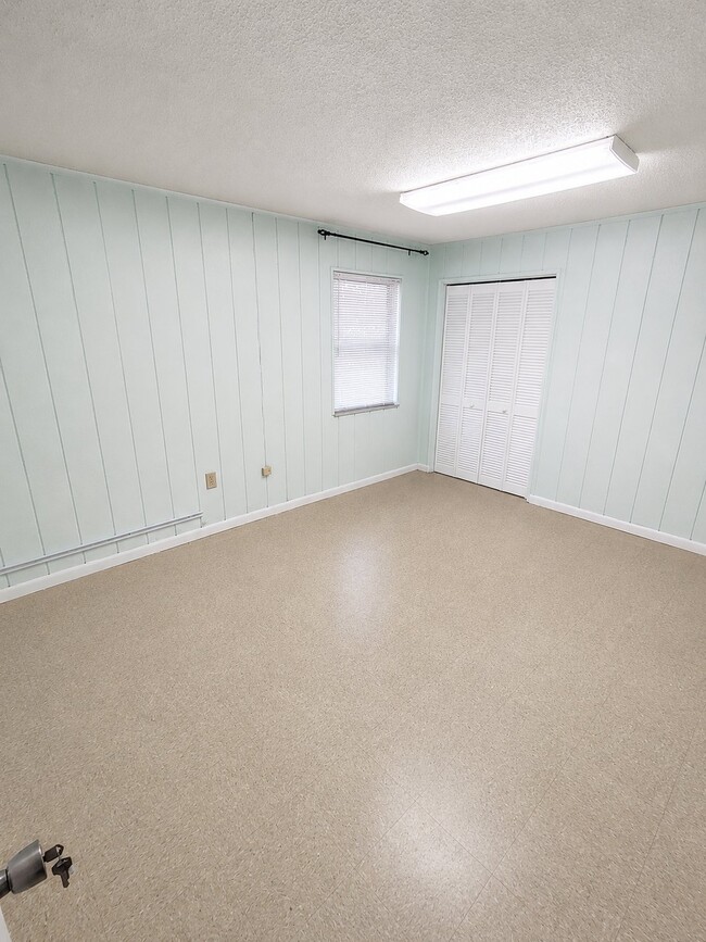 Photo - 105 W Calvin St