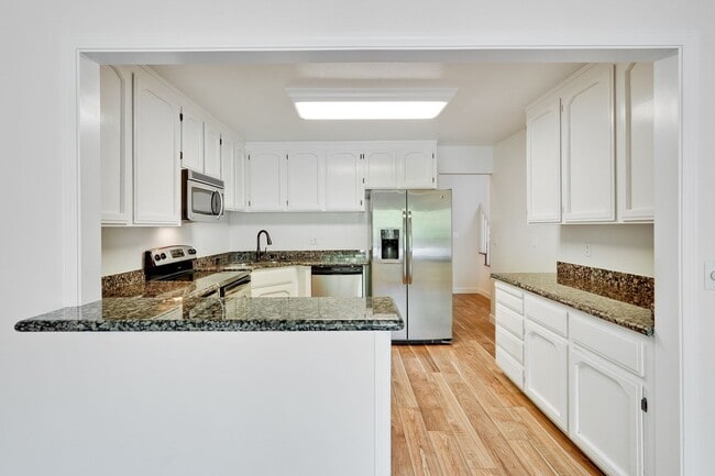 Photo - Santa Clara/Must See Stunning Tri-level 2/2.5 Townhome !