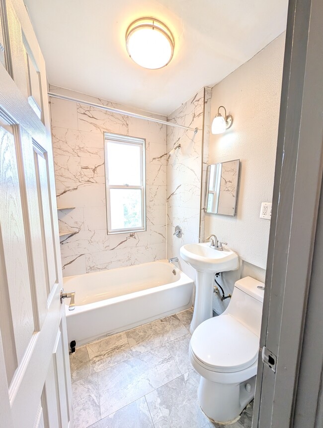 Building Photo - 2Bed 1 Bath