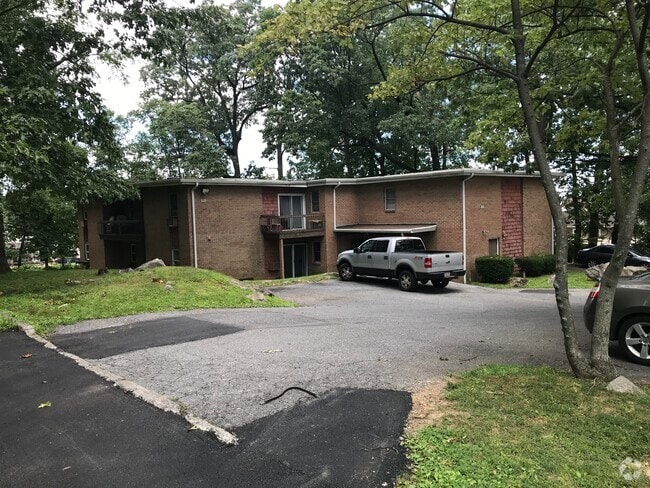 Semi-wooded Lot - 200 N Halstead St Rental